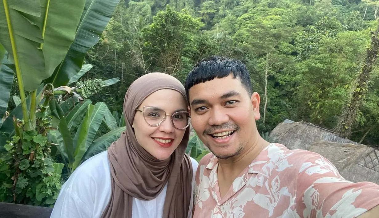 "Mohon maaf, ibu sama bapaknya Dila juga berpisah kan. Untuk bapaknya kita sudah komunikasi, insya Allah disetujui kalau memang mau ada rujuk. Aku belum dapat kabar dari ibunya Dila seperti apa," katanya. [Instagram/indrabekti]