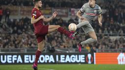Bek AS Roma, Bryan Cristante berebut bola dengan pemain RB Salzburg, Amar Dedic selama pertandingan leg kedua playoff Liga Europa 2022/2023 di Stadion Olimpico, Jumat (24/2/2023). Kemenangan ini mengantar Roma lolos ke babak 16 besar. Pasukan Jose Mourinho unggul 2-1 secara agregat atas RB Salzburg. (AP Photo/Alessandra Tarantino)
