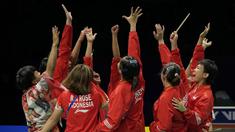 Tim putri Indonesia sukses menyingkirkan Korea Selatan lewat kemenangan 3-2 pada babak semifinal Piala Uber 2024 di Hi-Tech Zone Sports Centre Gymnasium, Chengdu, China, Sabtu (4/5/2024). Tiga angka kemenangan Tim Uber Indonesia dihasilkan lewat sapu bersih di nomor tunggal melalui aksi Gregoria Mariska Tunjung, Ester Nurumi Tri Wardoyo dan Komang Ayu Cahya Dewi. Hasil ini mengulang pencapaian 16 tahun lalu saat terakhir kali para srikandi bulu tangkis Indonesia mentas di final Piala Uber tahun 2008. (AP Photo/Ng Han Guan)