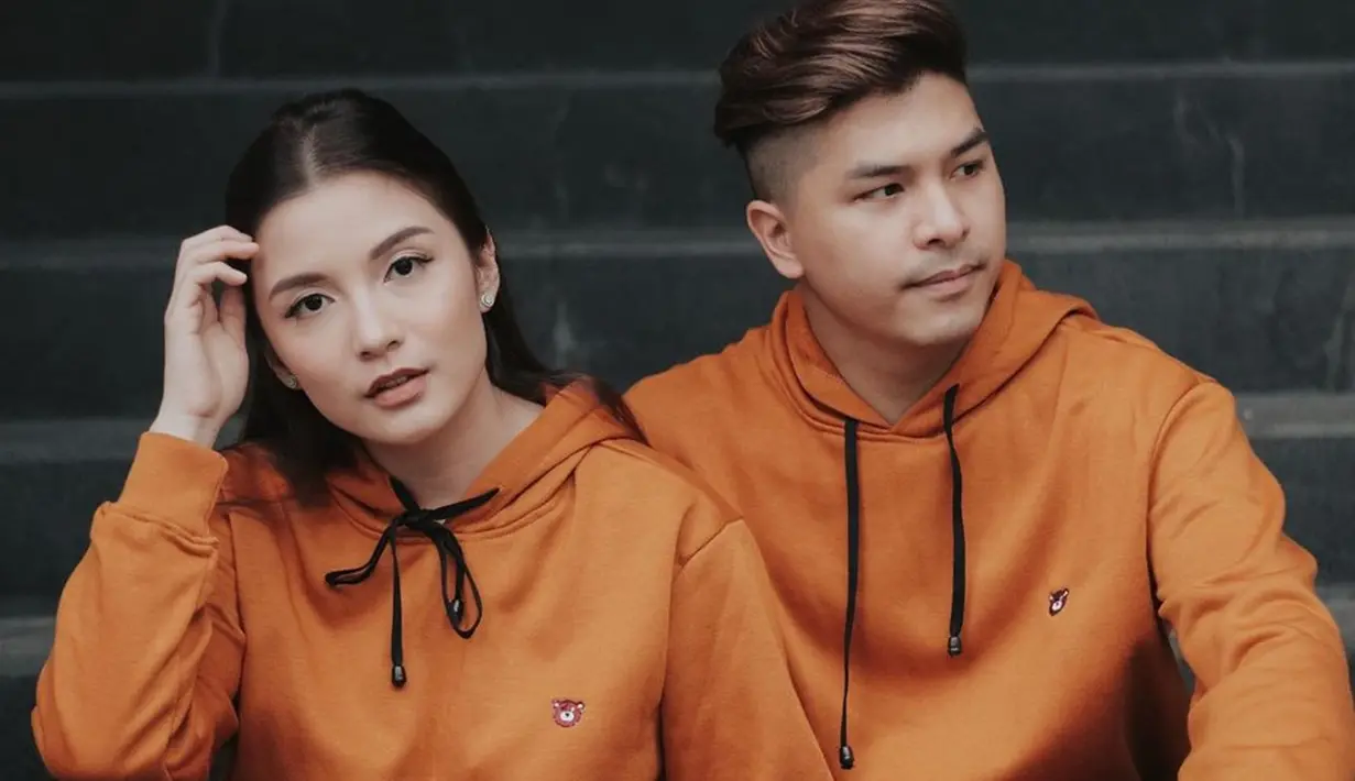 15 tahun bersama, pasangan selebriti ini memang selau berhasil bikin baper pengemarnya. Belasan tahun bersama, cinta mereka seakan tak memudar. Glenn Alinskie dan Chelsea Olivia selalu terlihat mesra. Kali ini mereka tampak kompak dengan mengenakan hoodie berwarna senada. (Liputan6.com/IG/@chelseaoliviaa)