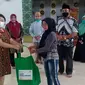 Penyerahan bantuan secara simbolis oleh pihak CIMB Manado didampingi Baznas Sulut untuk pedagang di Masjid Raya Achmad Yani Manado.