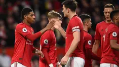 Striker Manchester United, Marcus Rashford (kiri) berselebrasi dengan rekan-rekannya usai mencetak gol ke gawang Norwich City pada pertandingan lanjutan Liga Inggris di Old Trafford (11/1/2020). Rashford mencetak dua gol dan mangantar MU menang telak 4-0 atas Norwich. (AFP/Oli Scarff)
