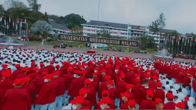 Pesmaba UMM menampilkan sejumlah formasi flasmob. (istimewa)