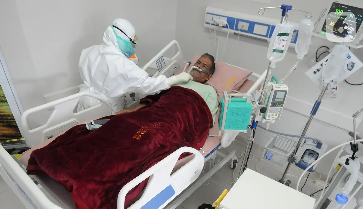 Paramedis merawat pasien COVID-19 di Ruang ICU RSUD Kota Bogor, Jawa Barat, Jumat (18/6/2021). Kepedulian paramedis terhadap pasien tetap mereka lakukan walau jumlah pasien COVID-19 terus bertambah. (merdeka.com/Arie Basuki)