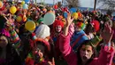 Ratusan orang mengenakan kostum badut berkumpul di pantai Sesimbra saat mengikuti Parade Karnaval Clowns, Lisbon, Spanyol (12/2). (AP Photo / Armando Franca)