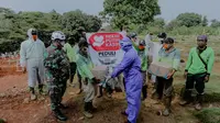 Bantuan APD untuk Penggali Makam Pasien Covid-19 di Jakarta Terus Mengalir