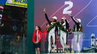 Momen Sean Gelael (kiri) naik podium ajang 24 Hours of Le Mans. (Istimewa)