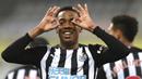 Gelandang Newcastle United, Joe Willock melakukan selebrasi usai mencetak gol ketiga timnya ke gawang Manchester City dalam laga lanjutan Liga Inggris 2020/2021 pekan ke-36 di St James' Park, Newcastle, Jumat (14/5/2021). Newcastle kalah 3-4 dari Manchester City. (AP/Stu Forster/Pool)