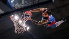 Personel tim atraksi slam dunk akrobatik, Crazy Dunker beraksi saat menghibur penonton IBL All Star 2024 di Britama Arena, Kelapa Gading, Jakarta, Sabtu (27/04/2024). (Bola.com/Bagaskara Lazuardi)