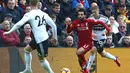 Aksi Mohamed Salah mencoba melewati para pemain Fulham FC pada laga lanjutan Premier League yang berlangsung di stadion Anfield, Liverpool. Liverpool menang 2-0. (AFP/Lindsay Parnaby)