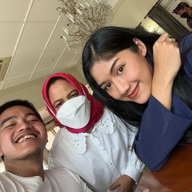 6 Potret Kedekatan Erina Gudono dan Keluarga Kaesang Pangarep