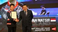 Liliyana Natsir menerima pin dan sertifikat Hall of Fame dari Wakil Ketua BWF Komite Pemasaran Bambang Roedyanto di Istora Gelora Bung Karno, Senayan, Jakarta, Sabtu (18/6/2022). (foto: PBSI)