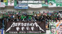 Bonek dengan spanduk tanda dukungan untuk Persebaya Surabaya saat melawan PSPS Riau pada laga 8 Besar Liga 2 Grup Y di Stadion GBLA, Bandung, Sabtu (18/11/2017). Persebaya Menang 1-0. (Bola.com/Nicklas Hanoatubun)