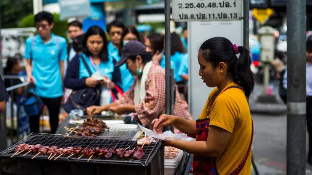 Menikmati Jajanan Pedagang Kaki Lima di Bangkok