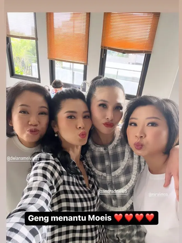 Tampil Kompak, Ini 7 Momen Pemotretan Sandra Dewi Bersama Keluarga Besar Moeis
