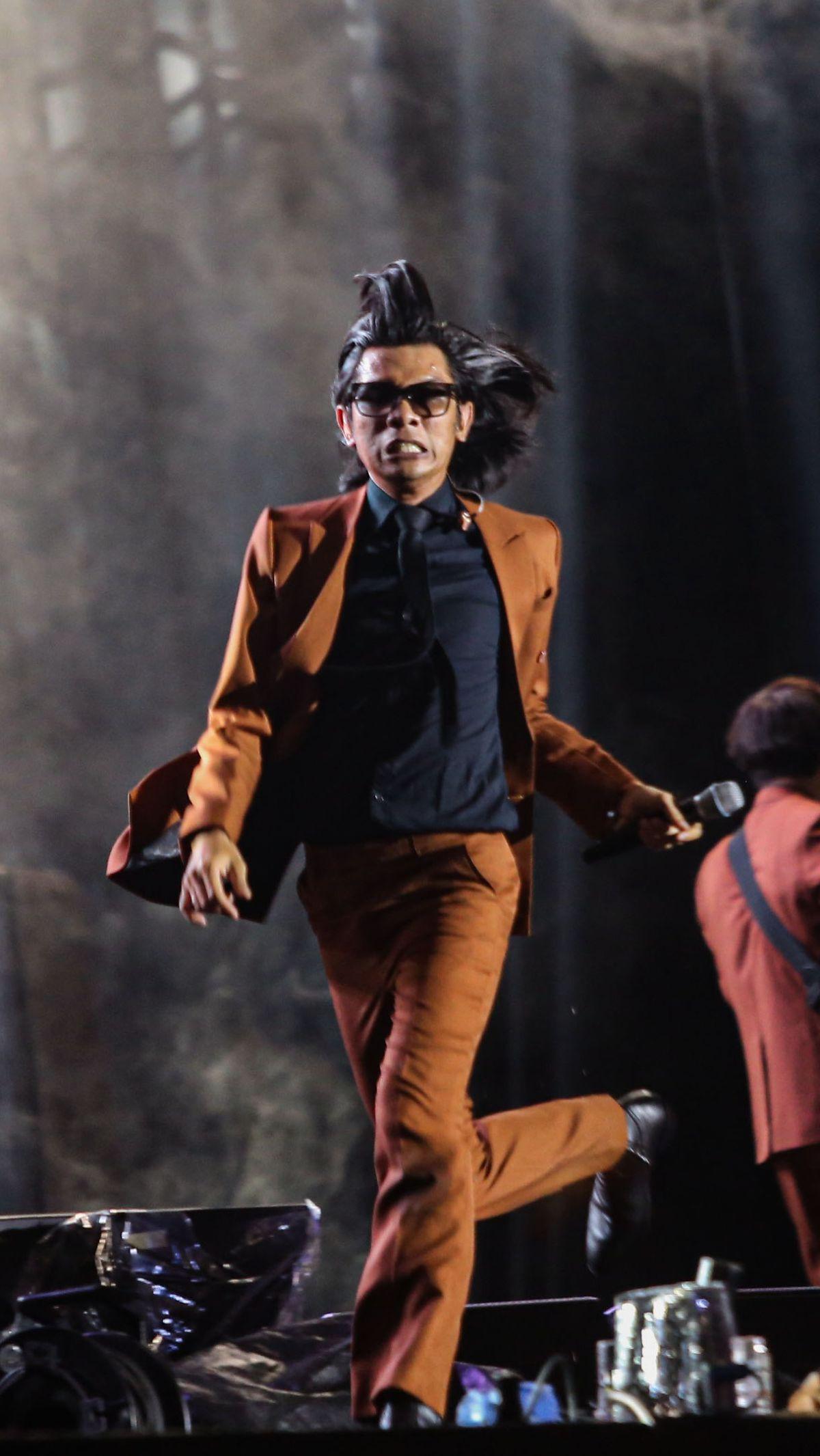 Sementara, The Changcuters tampil energik dengan membawakan lagu hits mereka, seperti <i>Main Serong, Hijrah ke London,</i> dan <i>Gila-gilaan</i>. Liputan6.com/Angga Yuniar