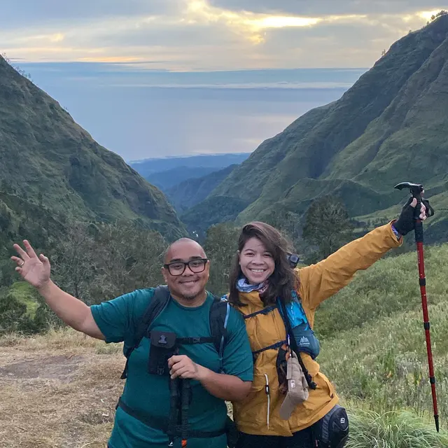 Cosplay Jadi Porter, Ini 7 Potret Igor Saykoji dan Istri Daki Gunung Rinjani