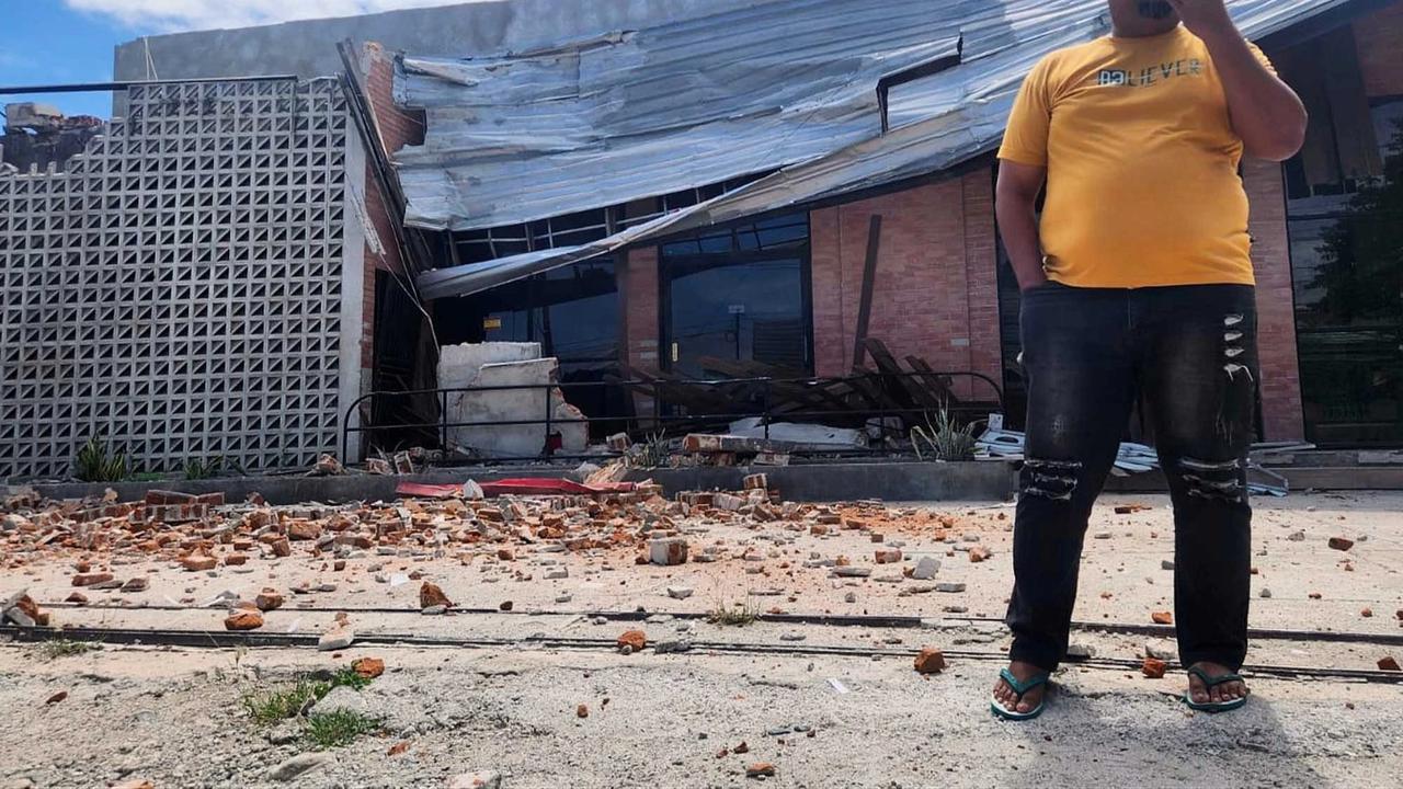 FOTO: Pasien Rumah Sakit  Dievakuasi Usai Gempa Kuat Guncang Palu