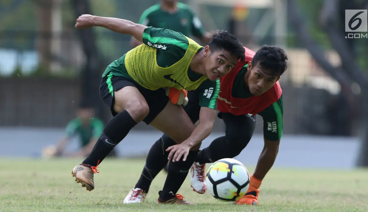 Pemain Indonesia U-19, Samuel Christianson (kiri) berebut bola dengan rekannya di Lapangan A Kompleks GBK, Jakarta, Rabu (3/10). Latihan ini persiapan penentuan skuat utama Timnas Indonesia di Piala Asia U-19. (Liputan6.com/Helmi Fithriansyah)