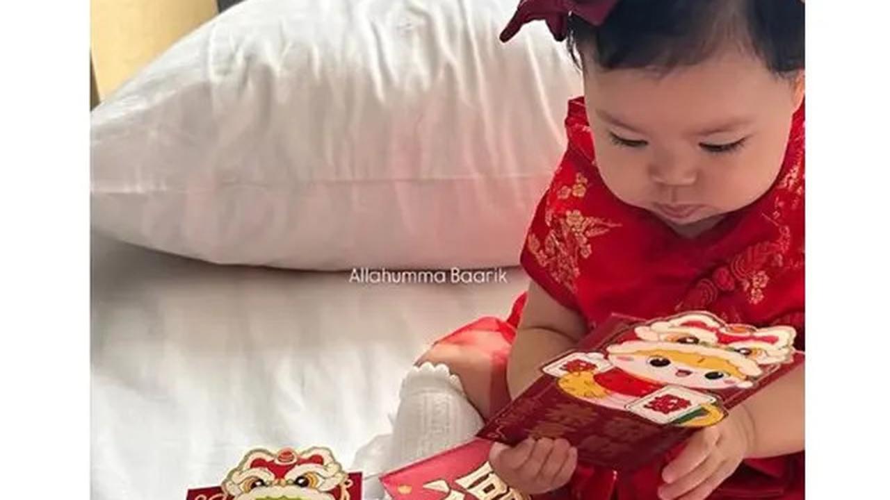 6 Potret Larissa Chou Rayakan Imlek Bareng Keluarga, Anaknya Senang Dapat Angpao
