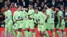Penyerang Barcelona asal Spanyol Ferran Torres (tengah) merayakan gol pertamanya bersama rekan setimnya selama pertandingan leg pertama perempat final Copa del Rey (Piala Raja) antara Valencia CF dan FC Barcelona di Stadion Mestalla di Valencia pada 6 Februari 2025.JOSE JORDAN / AFP