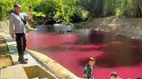 Sungai di Pamekasan berubah warna menjadi merah. (Istimewa)