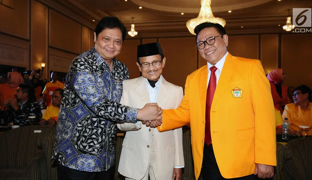 Menteri Perindustrian RI Airlangga Hartarto (kiri), Ketua Dewan Kehormatan Partai Golkar, BJ Habibie (tengah) bersama Ketua Umum Kosgoro 1957 Agung Laksono saat pembukaan Mukernas Kosgoro 1957 di Jakarta, Selasa (12/12). (Liputan6.com/Helmi Fithriansyah)