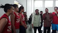 Menteri Pemuda dan Olahraga, Imam Nahrawi, menyambangi pelatnas basket 3 x 3 di Istana Kana, Jakarta, Jumat (12/1/2018). (Bola.com/Yus Mei Sawitri)