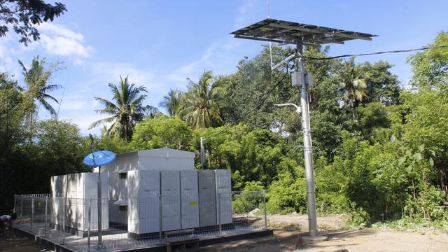 PT Len Industri melalui anak usahanya membangun PLTS untuk melistriki warga Sumba Timur. (Humas: PT LEN)