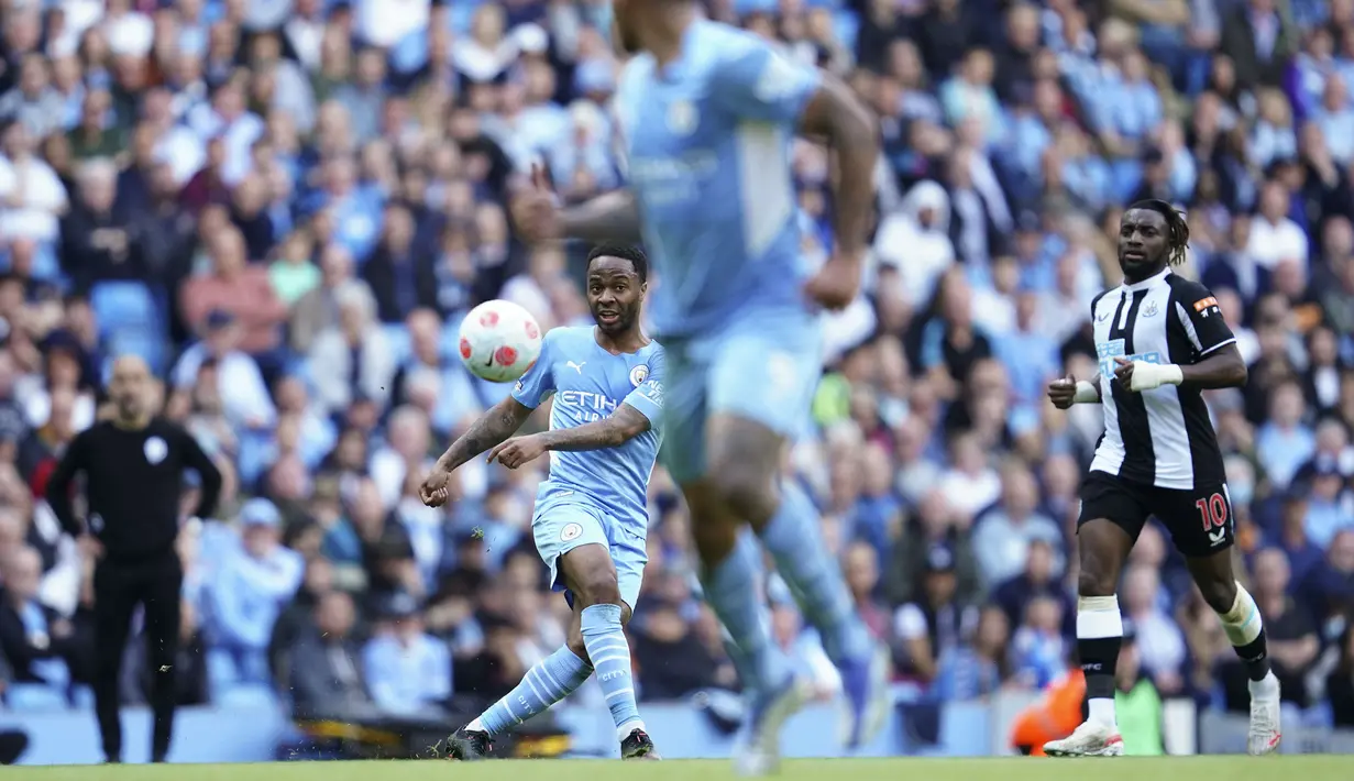 <p>The Cityzens yang menggandakan keunggulan lewat Aymeric Laporte, tak mengendurkan serangan di babak kedua. Raheem Sterling menjadi pembuka peluang usai kembali dari ruang ganti. Sang winger mencoba melepaskan umpan silang, namun bola berbelok usai membentur pemain Newcastle. Sayang, bola tidak menemui sasaran. (AP/Jon Super)</p>