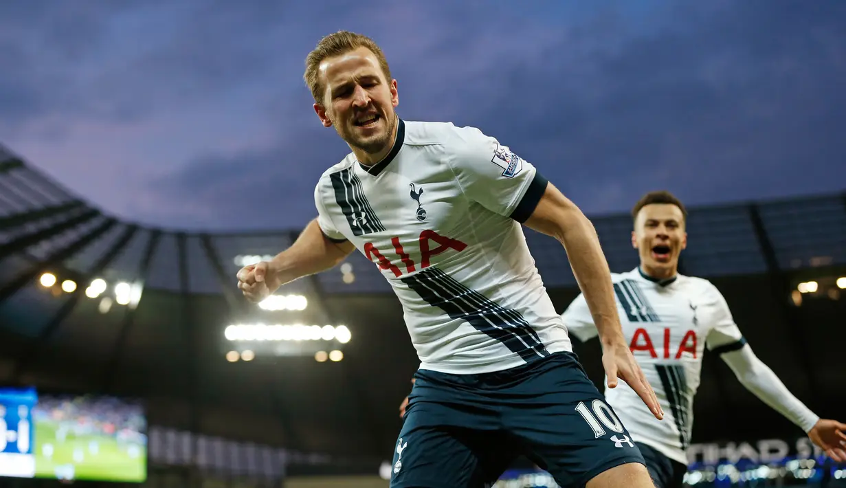 Penyerang Tottenham, Harry Kane melakukan selebrasi usai mencetak gol kegawang City pada lanjutan liga Inggris di Stadion Etihad, (14/2). Tottenham menang tipis atas City dengan skor 2-1. (Reuters/Lee Smith)