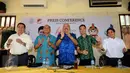 Sejumlah pengurus PB Wushu Indonesia bertepuk tangan usai memberikan keterangan terkait pelaksanaan Kejuaraan Dunia Wushu ke-XIII di Jakarta, Kamis (5/11/2015). 904 atlit dari 73 negara dipastikan berlaga di ajang ini. (Liputan6.com/Helmi Fithriansyah)