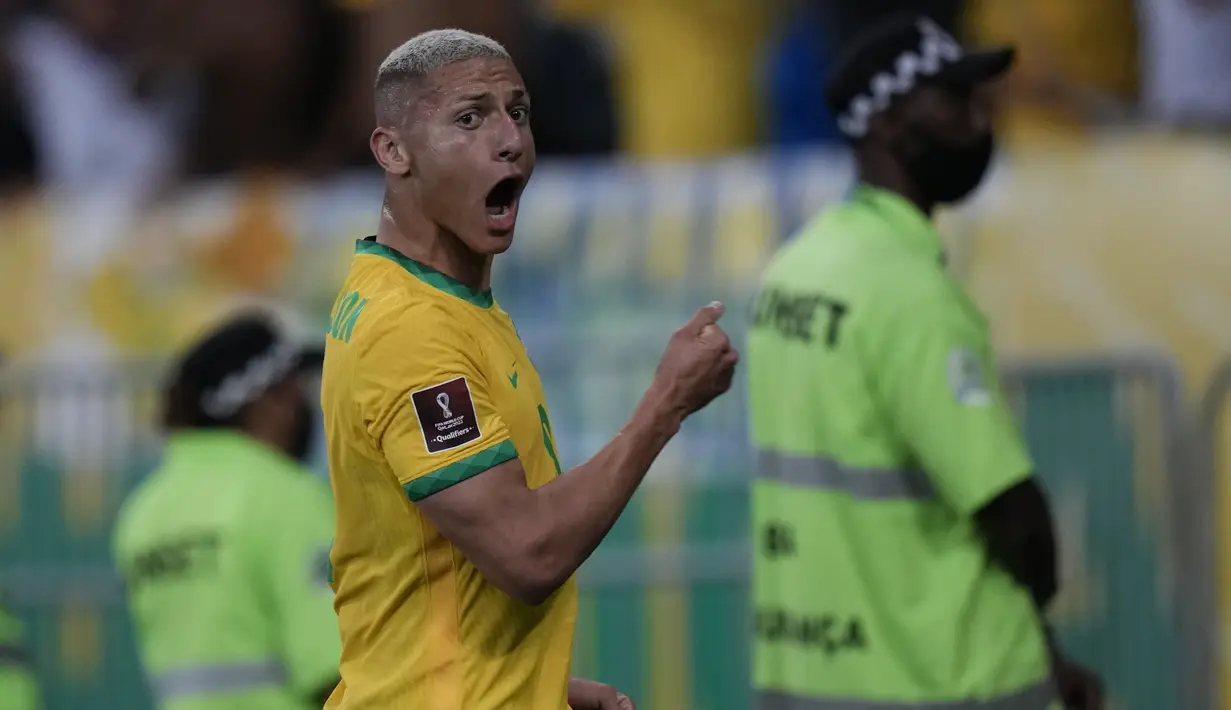 Penyerang Brasil, Richarlison berselebrasi usai mencetak gol ke gawang Chile pada pertandingan kualifikasi Piala Dunia 2022 zona CONMEBOL di stadion Maracana di Rio de Janeiro, Brasil, Jumat (25/3/2022). Brasil menang atas Chile 4-0.  AP Photo/Silvia Izquierdo)