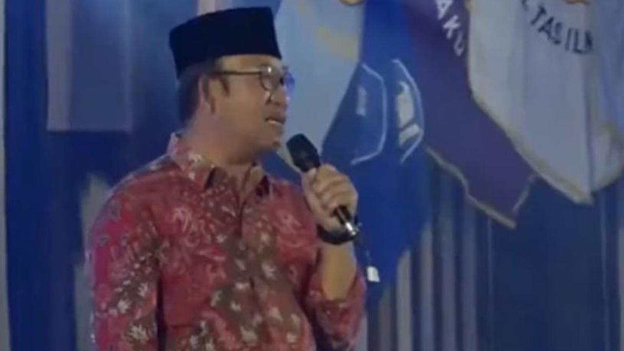 Bupati Banyumas Achsan Husein memberikan respons terkait jawaban mahasiswa baru Universitas Soedirman (Unsoed) yang secara spontan menjawab Anies Baswedan sebagai Capres pilihan mereka.