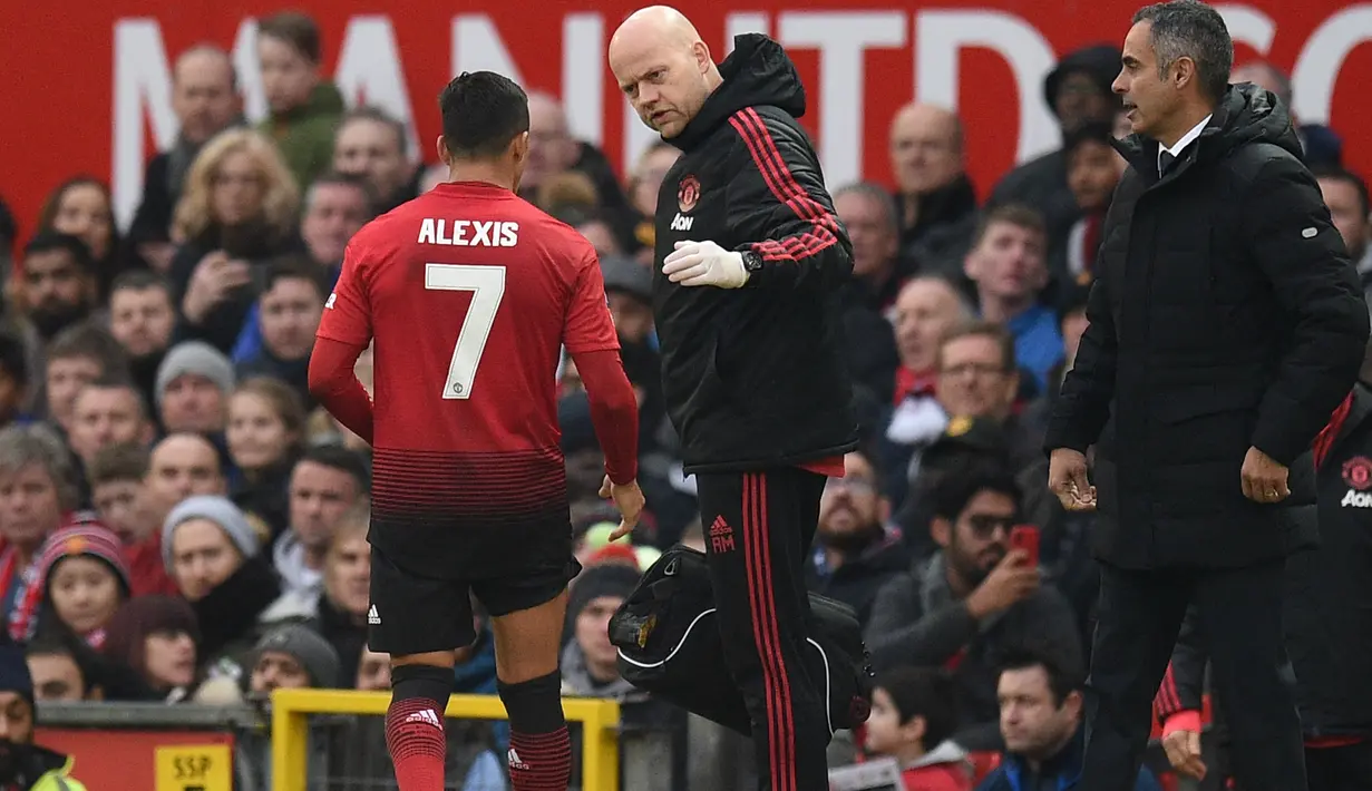 Striker Manchester United, Alexis Sanchez meninggalkan lapangan setelah mengalami cedera saat menghadapi Reading pada laga putaran ketiga Piala FA 2018/2019 di Old Trafford Stadium, Manchester (5/1/2019). Setelah sejak tengah musim 2016/2017 tak bertuan, nomor punggung 7 akhirnya dikenakan Alexis Sanchez saat didatangkan MU dari Arsenal pada tengah musim 2017/2018. Hanya bertahan 1,5 musim, Alexis Sanchez meninggalkan MU di akhir musim 2018/2019. (AFP/Oli Scarff)
