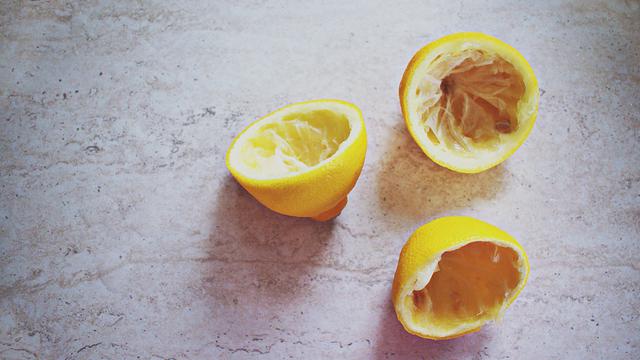 Tak cuma untuk wajah, lemon juga bisa dipakai merawat rambut sampai ketiak