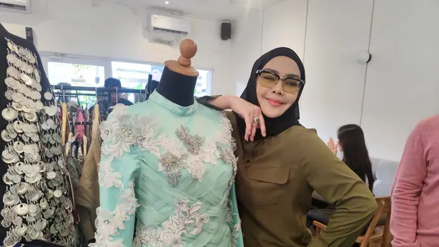 Iyeth Bustami akan melakukan lelang pakaian artis.