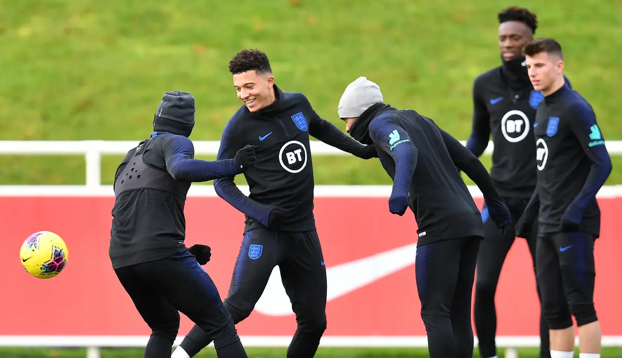 Gelandang Inggris Jadon Sancho (kedua kiri) saat berlatih jelang menghadapi Montenegro pada babak kualifikasi Grup A Piala Eropa 2020 di St George's Park, Burton-on-Trent, Inggris, Selasa (12/11/2019). Inggris akan menjamu Montenegro di Stadion Wembley pada 15 November 2019. (Paul ELLIS/AFP)