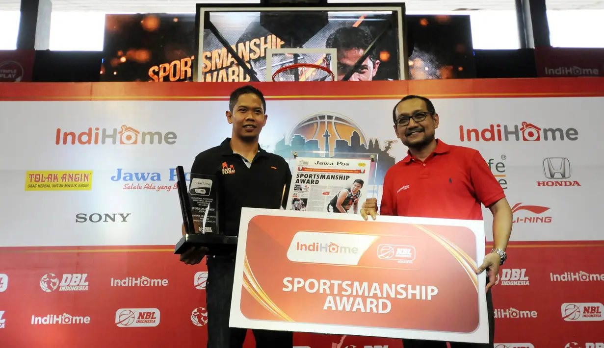 Pebasket Hangtuah Sumsel Indonesia Muda, Andrie Ekayana Satya Santosa (kiri) tersenyum saat menerima NBL Awards 2015 di Jakarta, Jumat (1/5/2015). (Liputan6.com/Helmi Fithriansyah)
