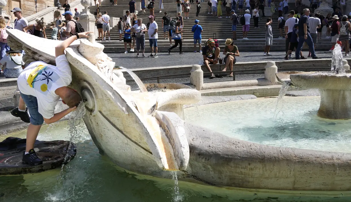 Roma dan Milan, dua tujuan wisata paling populer di Italia, memberlakukan peringatan merah, dengan suhu diperkirakan mencapai 37 Celcius (98 Farenheit). (AP Photo/Gregorio Borgia)