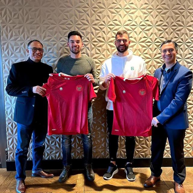 Jordi Amat dan Sandy Walsh