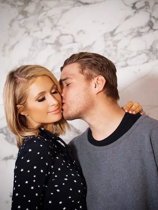 "Kini, kami haya mencari tanggal namun pastinya tahun ini dan pastinya dekat dengan rumah," jelas Paris. (instagram/parishilton)