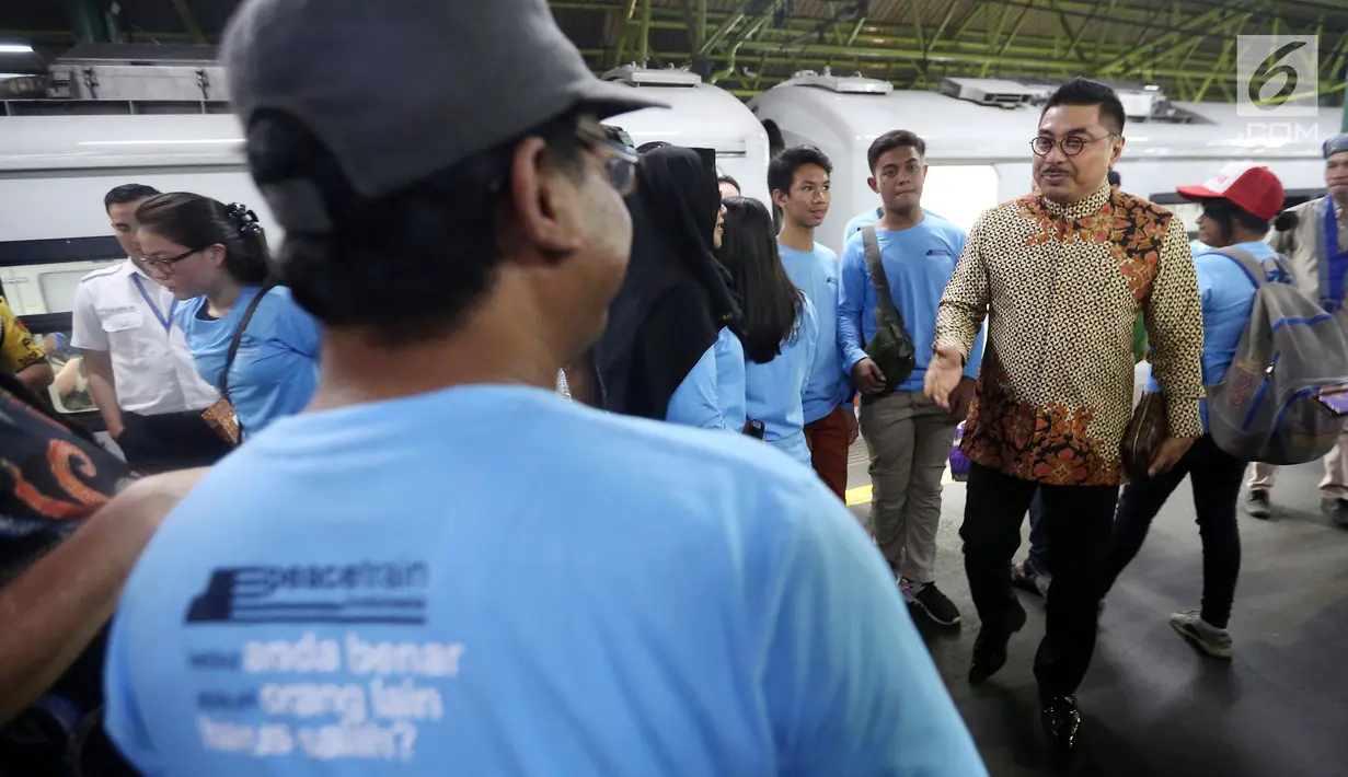 Wakil Ketua Komisi IV DPR Michael Wattimena melepas peserta Peace Train yang diikuti kalangan anak muda dari beberapa daerah ke Surabaya, di Stasiun Gambir, Jakarta, jumat (3/9). (Liputan6.com/JohanTallo)