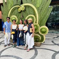 Sheila Dara, Dion Wiyoko, Happy Salma, Ayla Dimitri, dan Fita Anggriani hadir dengan tampilan kasual dan chic serba putih biru saat menghadiri acara pembukaan Birkenstock Umah Ubud. / Foto dok: Fimela.com.