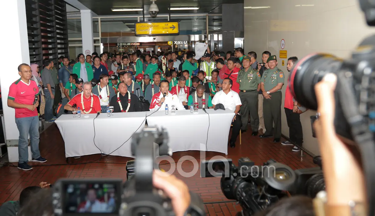 Para pemain Timnas Indonesia disambut saat tiba di Bandara Soekarno-Hatta, Cengkareng. Timnas Indonesia tiba menggunakan maskapai Garuda Indonesia tepat pukul 18.30 WIB. (18/12/2016). (Bola.com/Nicklas Hanoatubun)