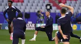 Pemain Prancis, Kylian Mbappe, saat mengikuti sesi latihan jelang hadapi Spanyol pada laga semifinal Euro 2024 di Munich, Jerman, Senin (8/7/2024). (AP Photo/Hassan Ammar)