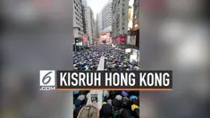 Ratusan ribu warga Hong Kong kembali menggelar aksi unjuk rasa di kawasan Victoria Park. Merekaa terus tetap berunjuk rasa meskipun diguyur hujan deras.