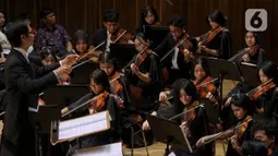 Konser ini menyajikan 13 aransemen pilihan dengan tujuan menekankan pentingnya pemberdayaan anak muda melalui musik dan orkestra yang inklusif. (Liputan6.com/Herman Zakharia)