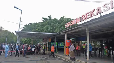 Calon penumpang KRL antre untuk masuk ke dalam Stasiun Bekasi, Jawa Barat, Senin (1/2/2021). Antrean tersebut terjadi akibat adanya kebijakan pembatasan jumlah penumpang disetiap perjalanan kereta untuk menekan laju penyebaran COVID-19. (Liputan6.com/Herman Zakharia)