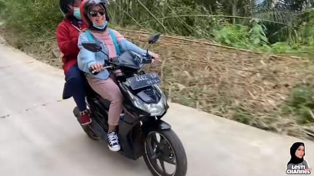 6 Momen Lesty Kejora Pulang Kampung Naik Motor, Gayanya Curi Perhatian
